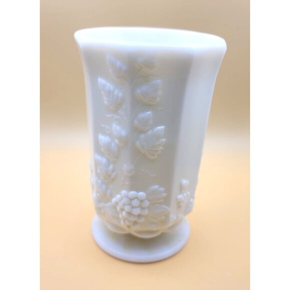Vintage Westmoreland White Milk Glass Vase With Grape Vine Relief Design jj3659 - Picture 2 of 5